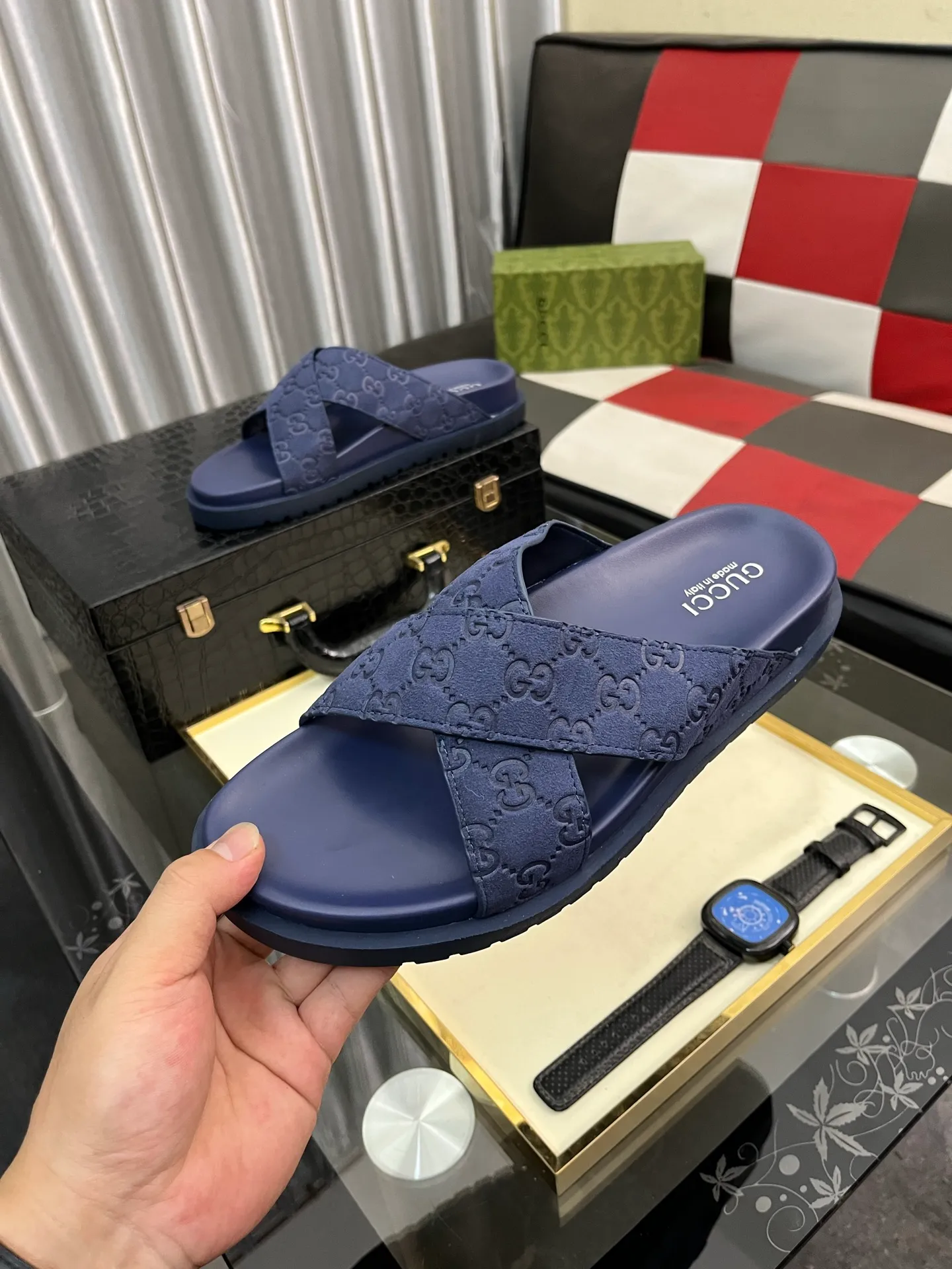 Men's shoes 💰320⌚️⌚️ (gucci-Gucci) New men's slippers, high-end boutique, made of cowhide, with exquisite embossed logo decoration on the upper, fine workmanship, super soft soles, casual, loose and comfortable, a must-have in summer! \nsize：38-44